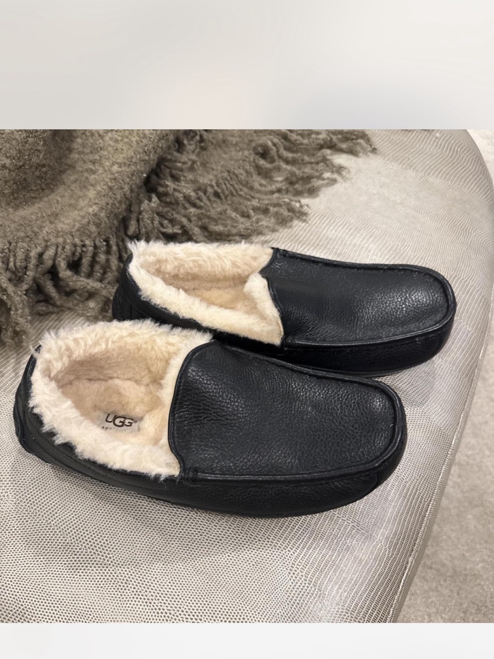 New UGG Men’s Ascot Leather Slippers Size US 9